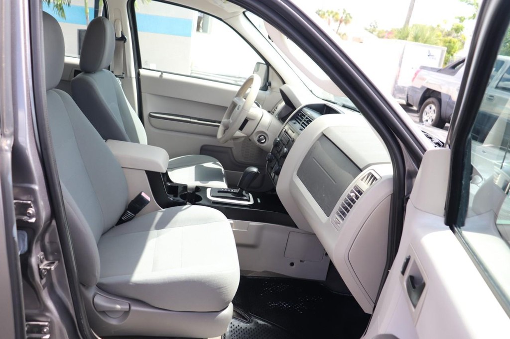 Ford Escape Vehicle Full-screen Gallery Image 22