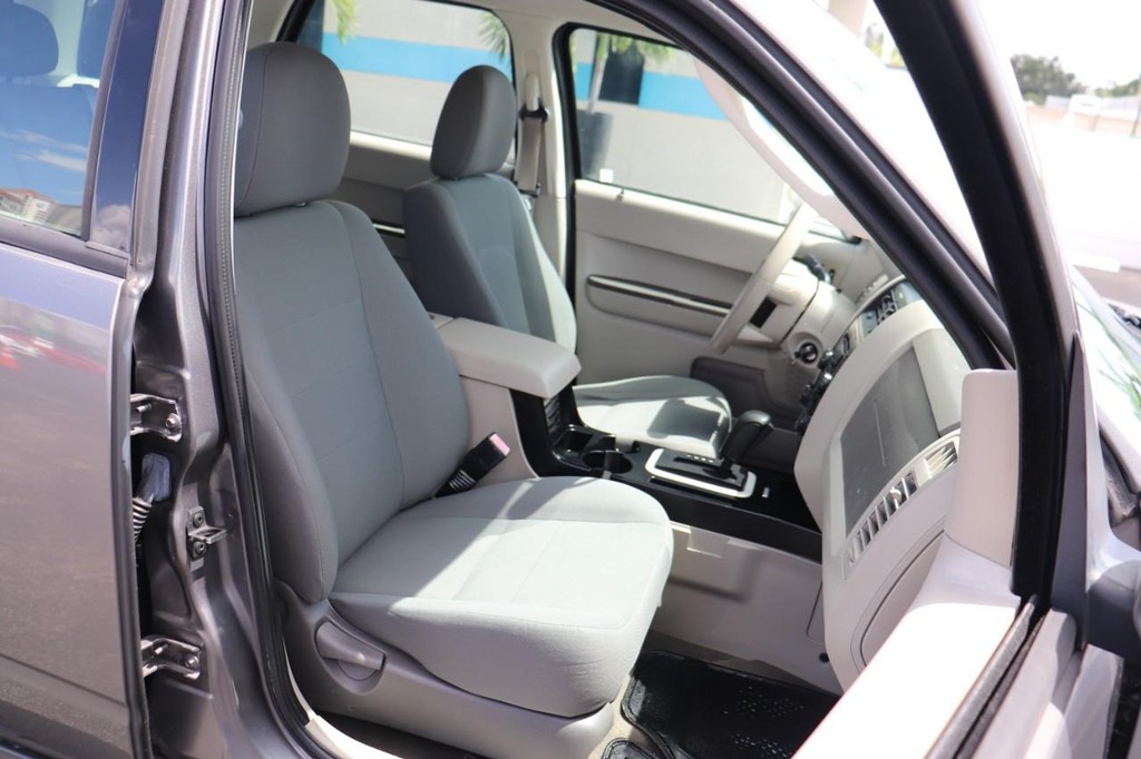 Ford Escape Vehicle Full-screen Gallery Image 23