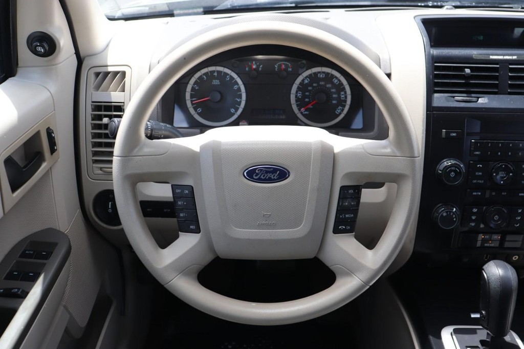 Ford Escape Vehicle Full-screen Gallery Image 24