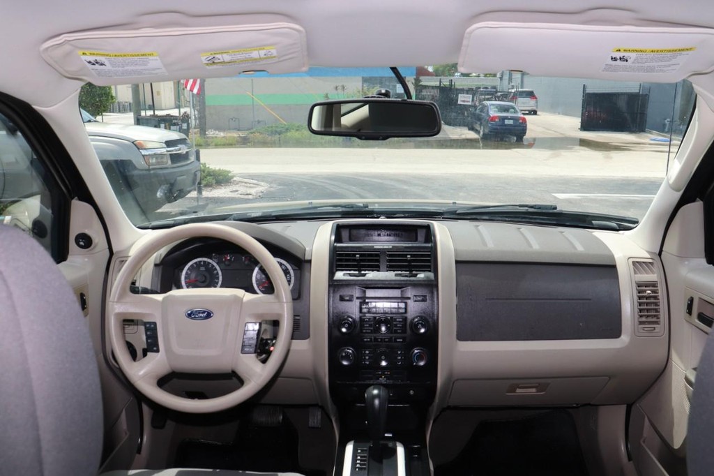 Ford Escape Vehicle Full-screen Gallery Image 25