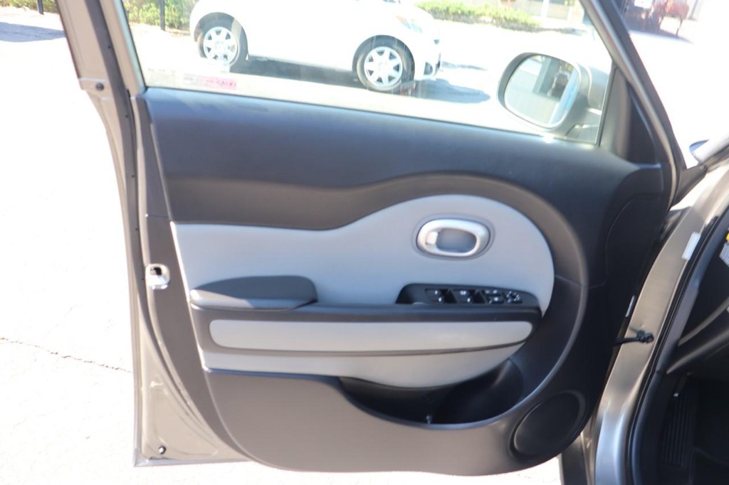 Kia Soul Vehicle Full-screen Gallery Image 11