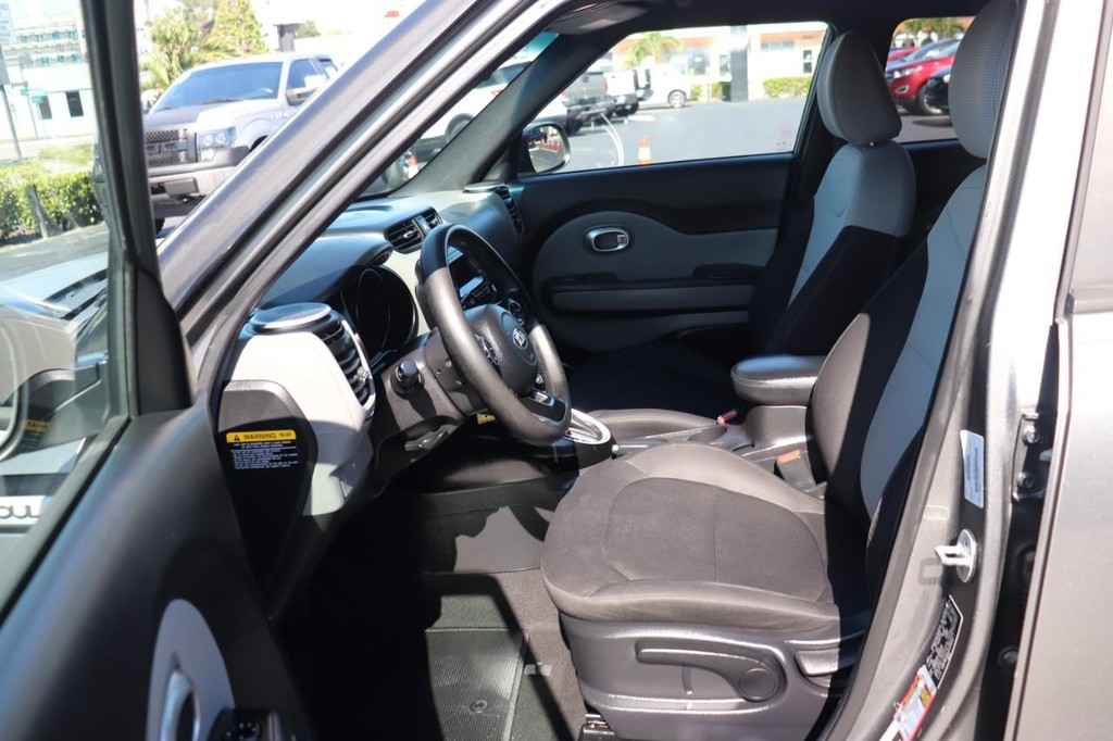 Kia Soul Vehicle Full-screen Gallery Image 12