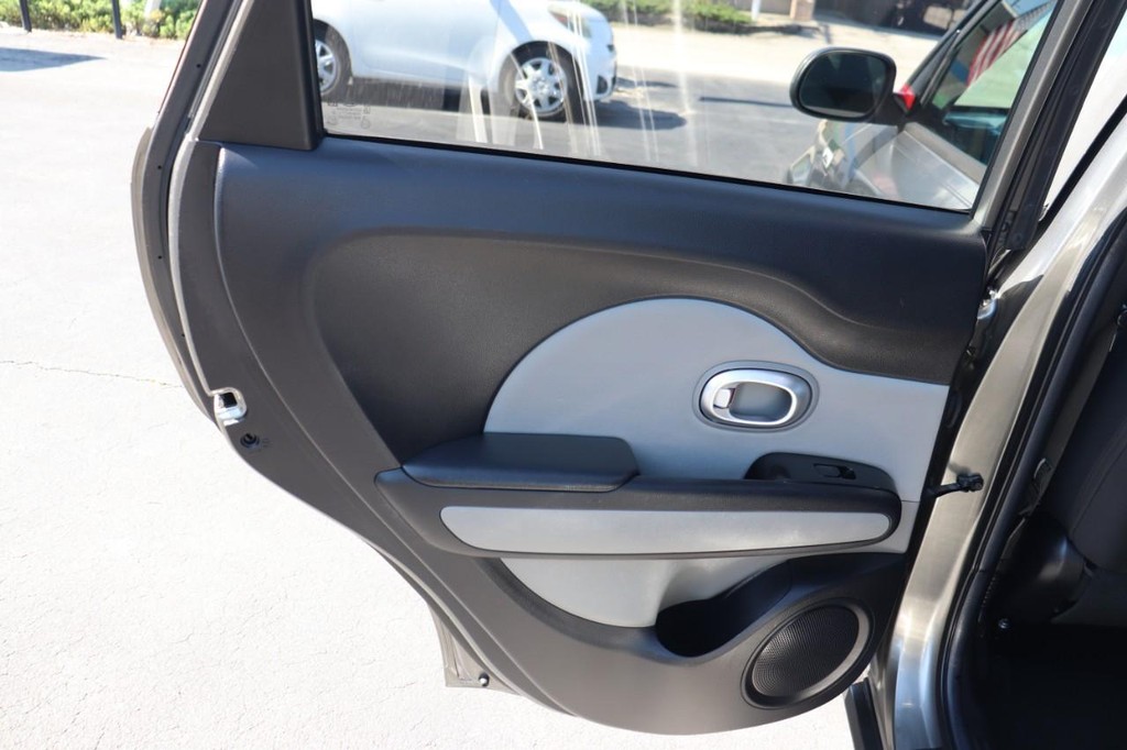 Kia Soul Vehicle Full-screen Gallery Image 14