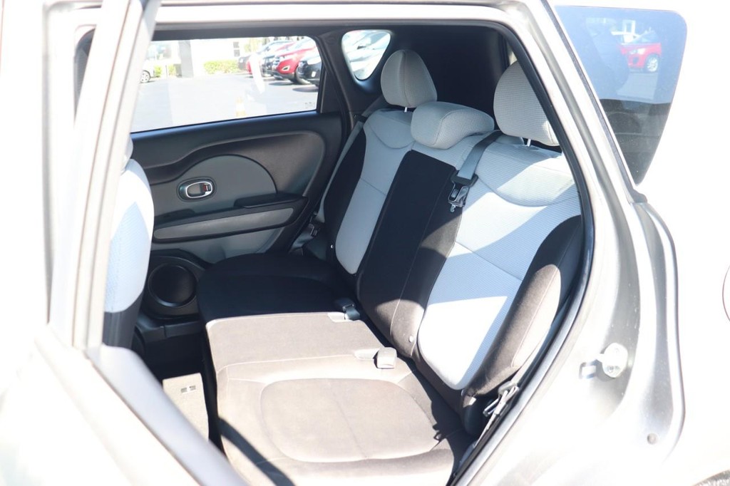 Kia Soul Vehicle Full-screen Gallery Image 16