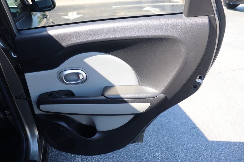 Kia Soul Vehicle Full-screen Gallery Image 18