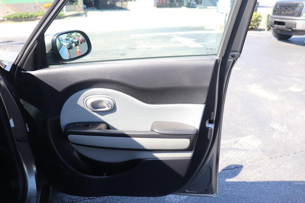 Kia Soul Vehicle Full-screen Gallery Image 21