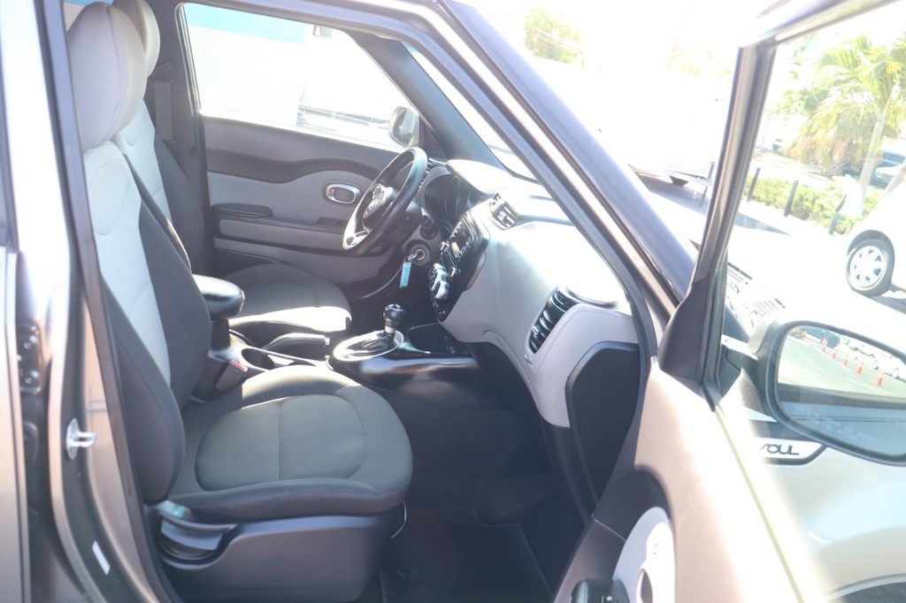 Kia Soul Vehicle Full-screen Gallery Image 22