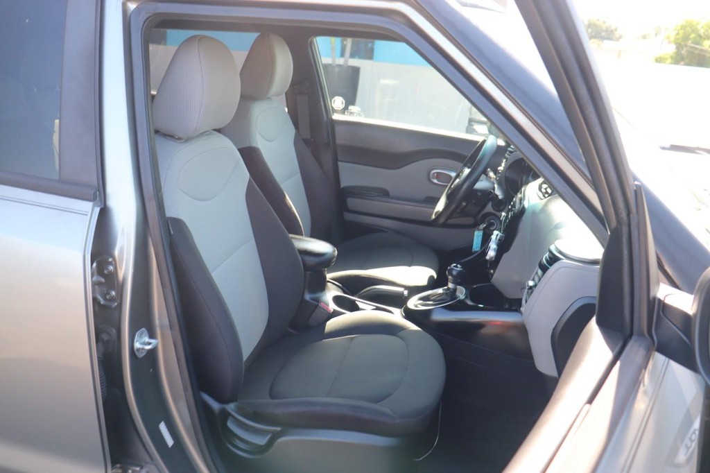 Kia Soul Vehicle Full-screen Gallery Image 23