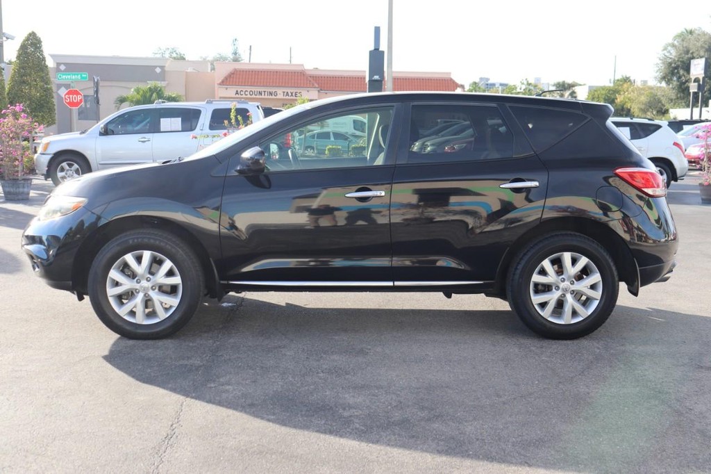 Nissan Murano Vehicle Full-screen Gallery Image 04