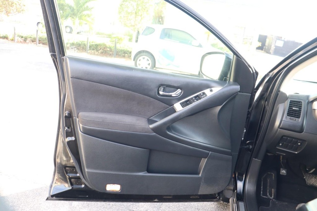 Nissan Murano Vehicle Full-screen Gallery Image 11