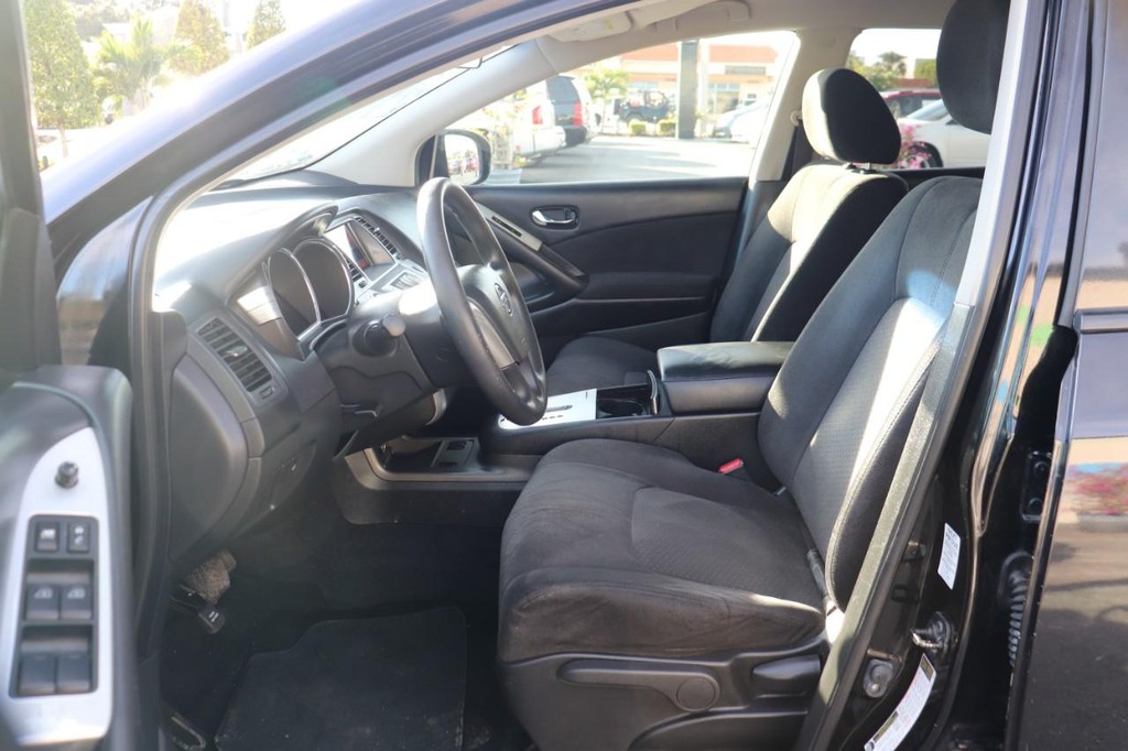 Nissan Murano Vehicle Full-screen Gallery Image 12