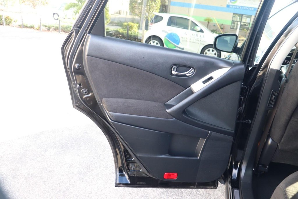 Nissan Murano Vehicle Full-screen Gallery Image 14