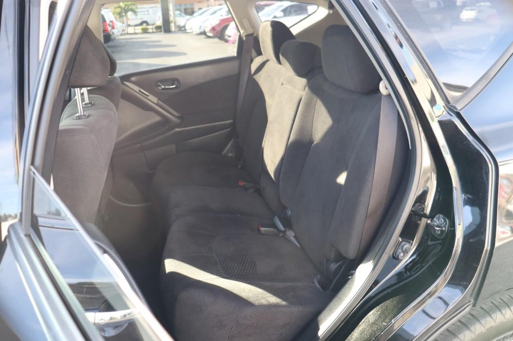 Nissan Murano Vehicle Full-screen Gallery Image 16