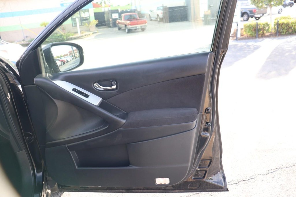 Nissan Murano Vehicle Full-screen Gallery Image 21