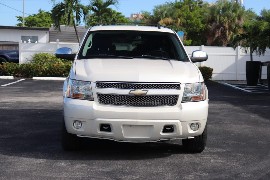 Chevrolet Suburban Vehicle Full-screen Gallery Image 02