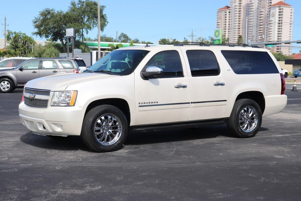 Chevrolet Suburban Vehicle Full-screen Gallery Image 03