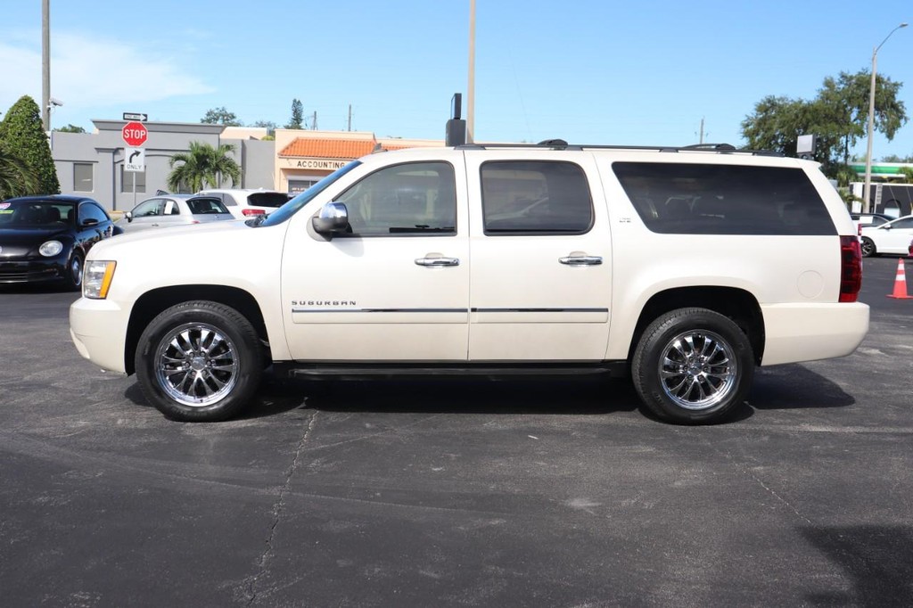 Chevrolet Suburban Vehicle Full-screen Gallery Image 04