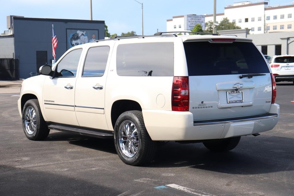 Chevrolet Suburban Vehicle Full-screen Gallery Image 06