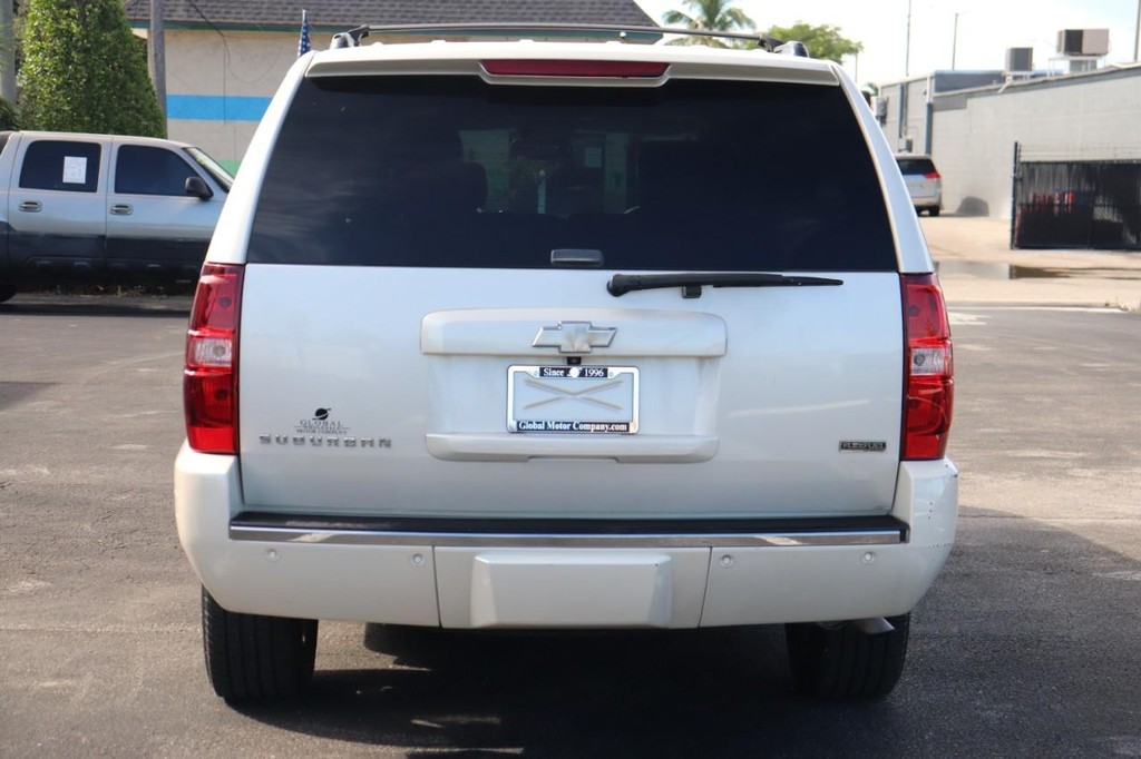 Chevrolet Suburban Vehicle Full-screen Gallery Image 07
