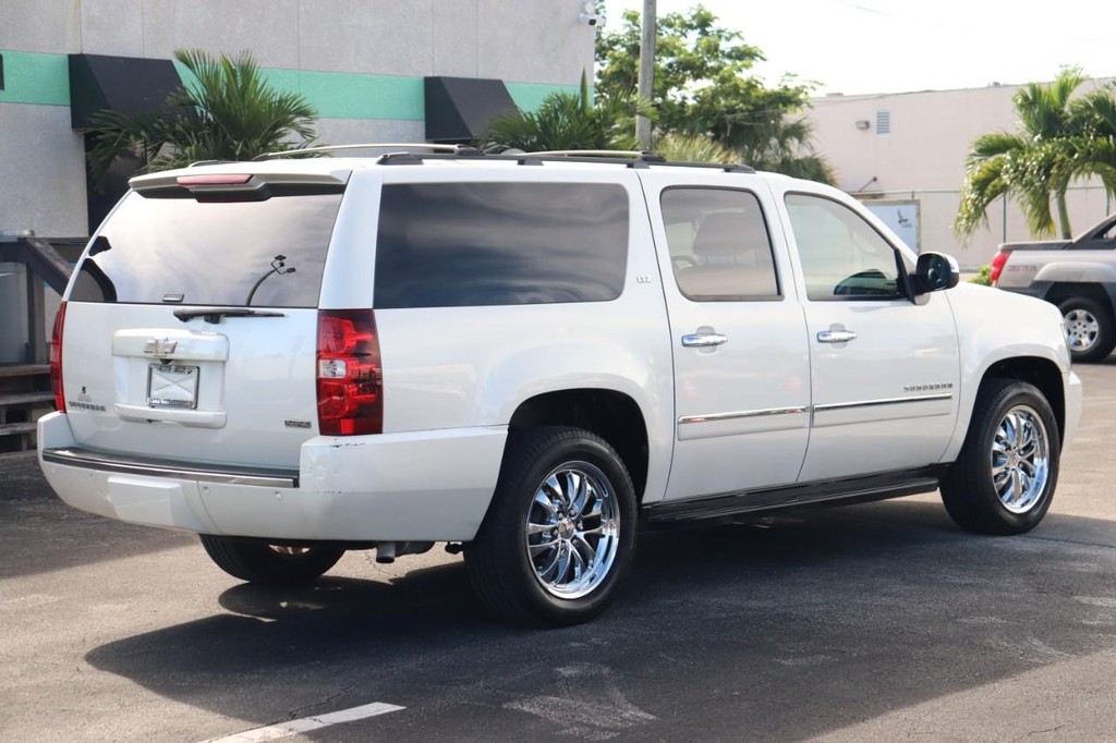 Chevrolet Suburban Vehicle Full-screen Gallery Image 08