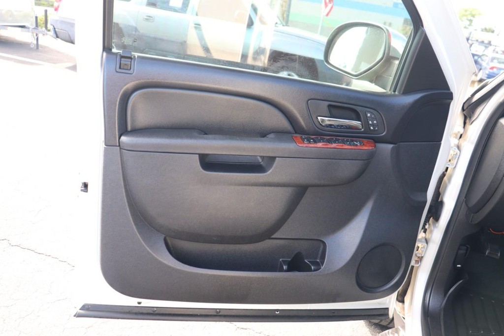 Chevrolet Suburban Vehicle Full-screen Gallery Image 11