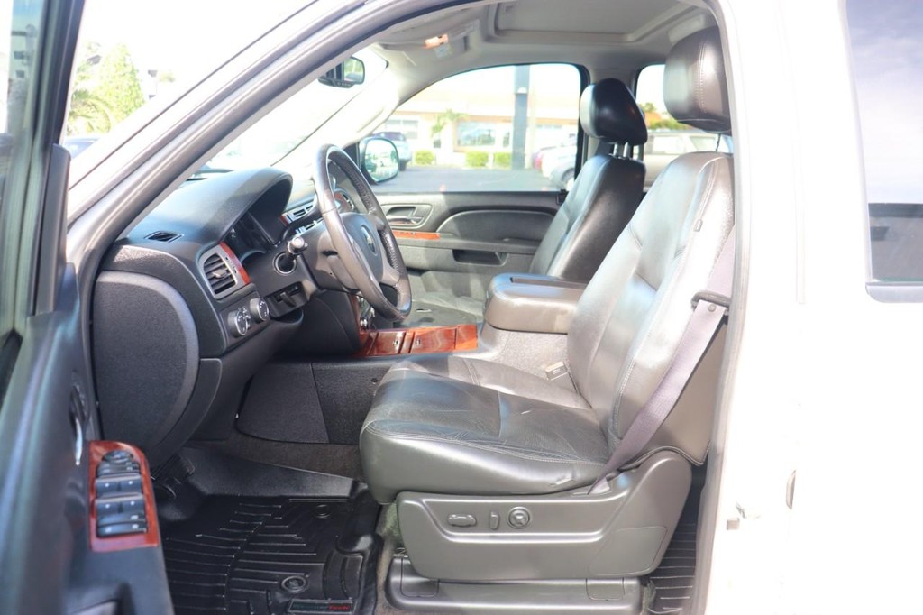 Chevrolet Suburban Vehicle Full-screen Gallery Image 12