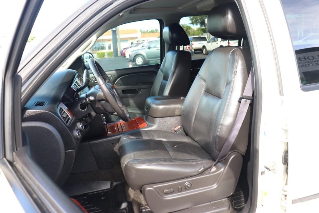Chevrolet Suburban Vehicle Full-screen Gallery Image 13