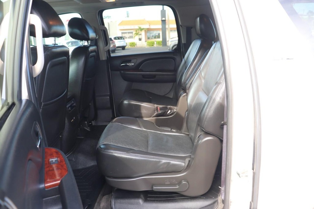Chevrolet Suburban Vehicle Full-screen Gallery Image 15