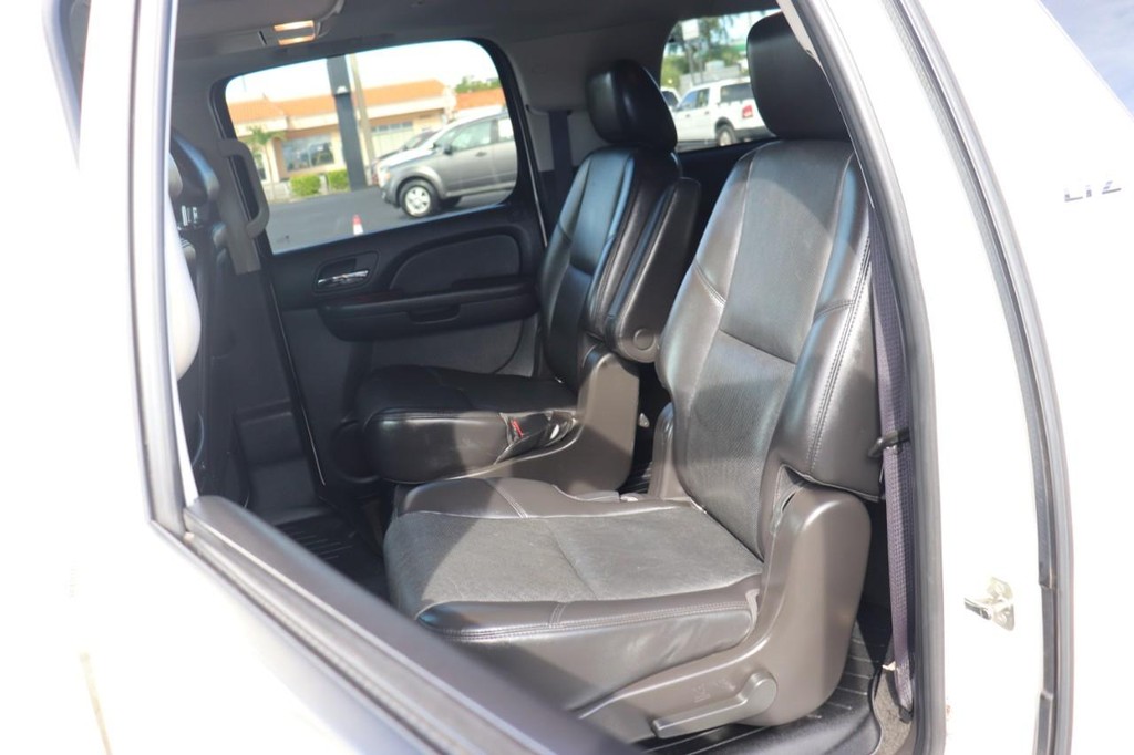 Chevrolet Suburban Vehicle Full-screen Gallery Image 16