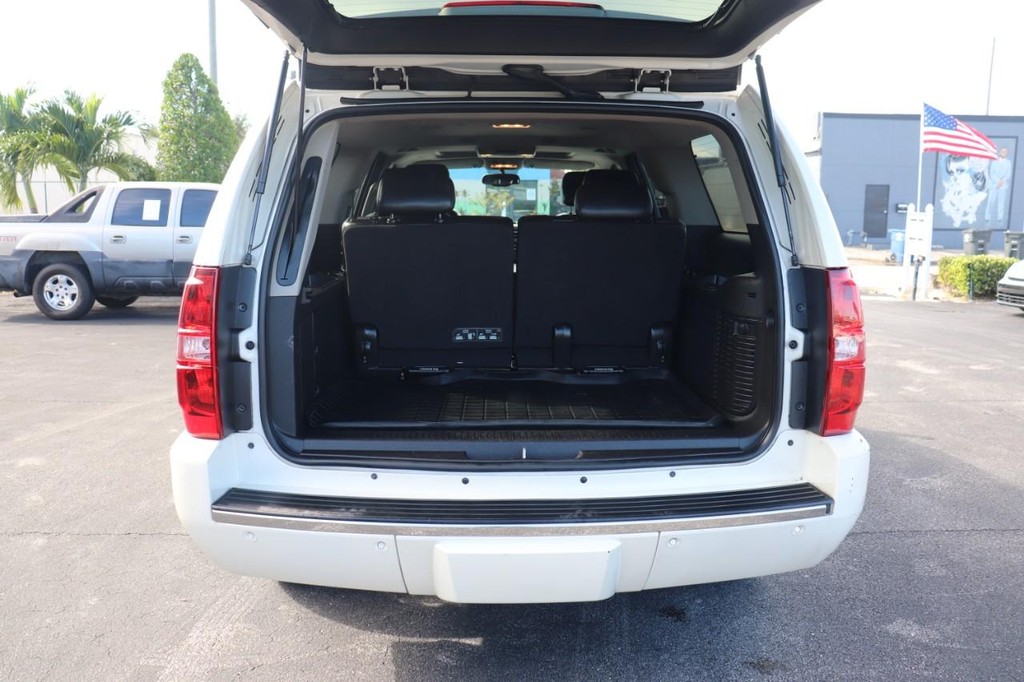 Chevrolet Suburban Vehicle Full-screen Gallery Image 17
