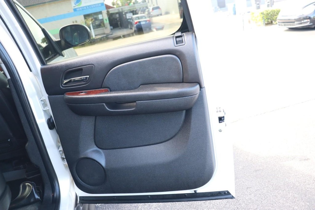 Chevrolet Suburban Vehicle Full-screen Gallery Image 18