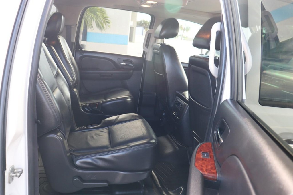 Chevrolet Suburban Vehicle Full-screen Gallery Image 19