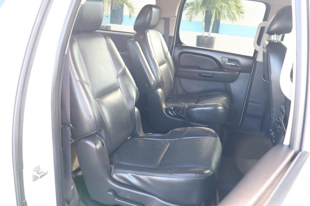 Chevrolet Suburban Vehicle Full-screen Gallery Image 20