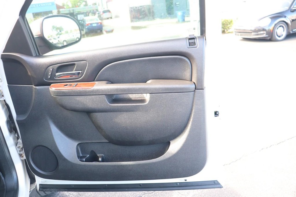 Chevrolet Suburban Vehicle Full-screen Gallery Image 21