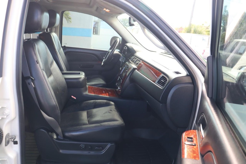 Chevrolet Suburban Vehicle Full-screen Gallery Image 22