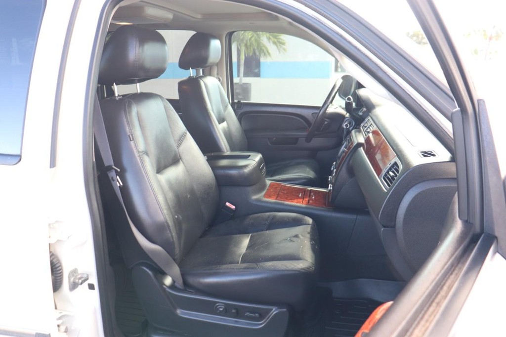 Chevrolet Suburban Vehicle Full-screen Gallery Image 23