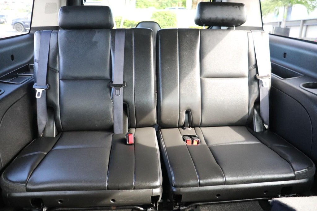 Chevrolet Suburban Vehicle Full-screen Gallery Image 24