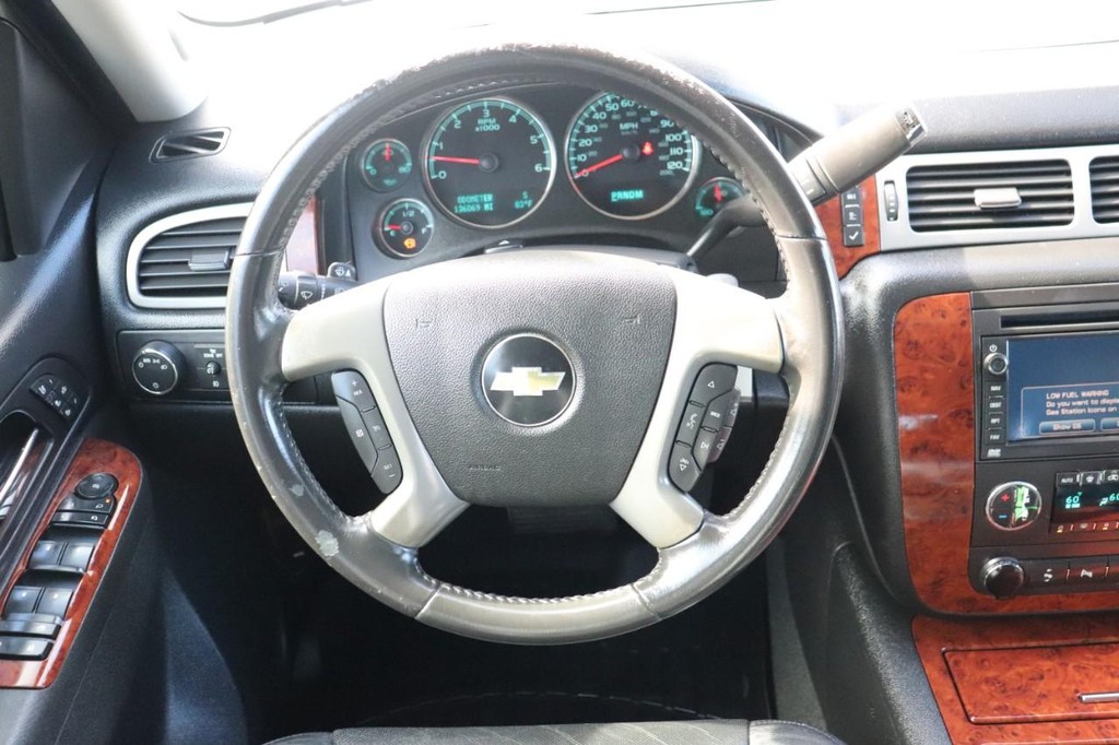Chevrolet Suburban Vehicle Full-screen Gallery Image 25
