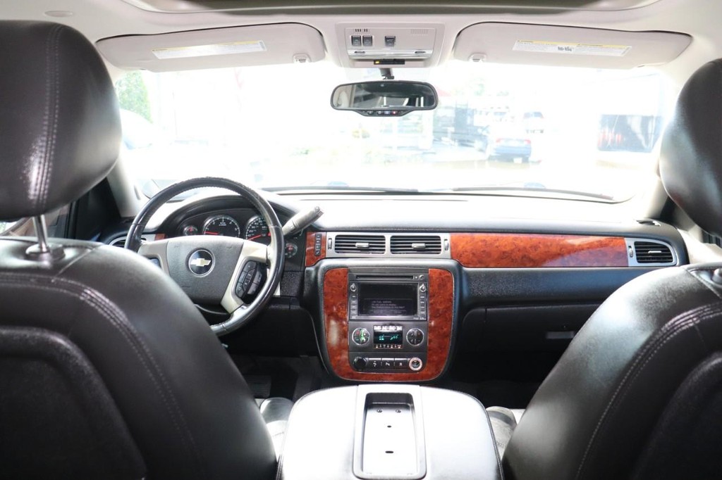Chevrolet Suburban Vehicle Full-screen Gallery Image 26