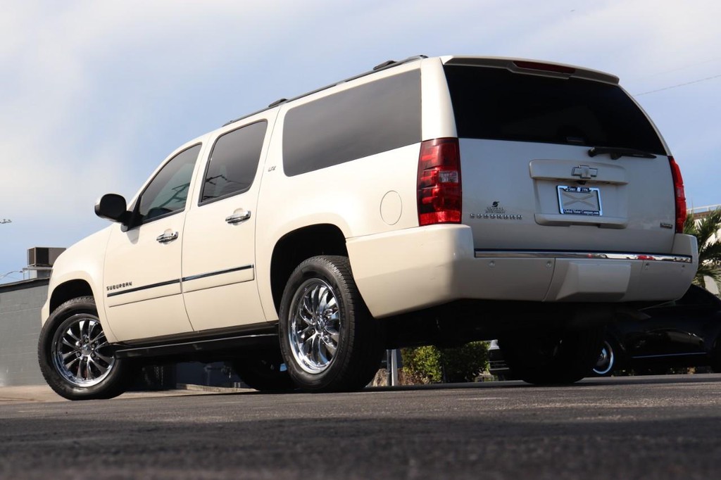 Chevrolet Suburban Vehicle Full-screen Gallery Image 28