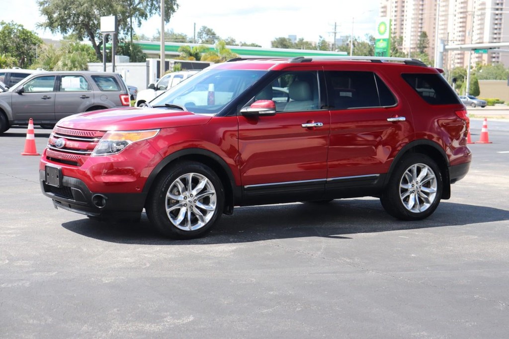 Ford Explorer Vehicle Full-screen Gallery Image 03