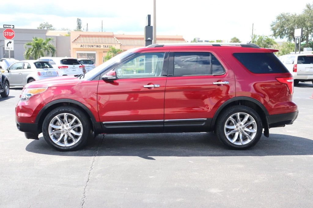 Ford Explorer Vehicle Full-screen Gallery Image 04