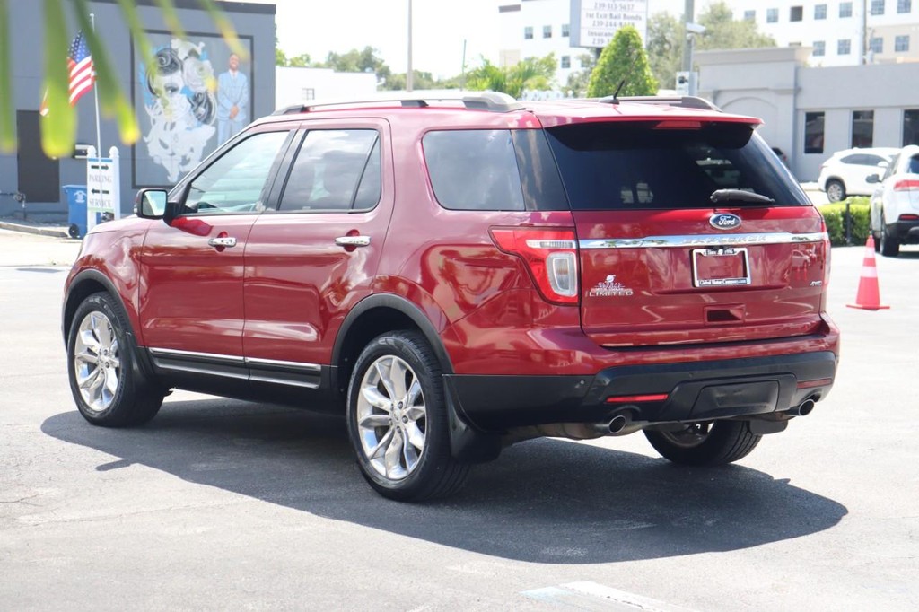 Ford Explorer Vehicle Full-screen Gallery Image 06