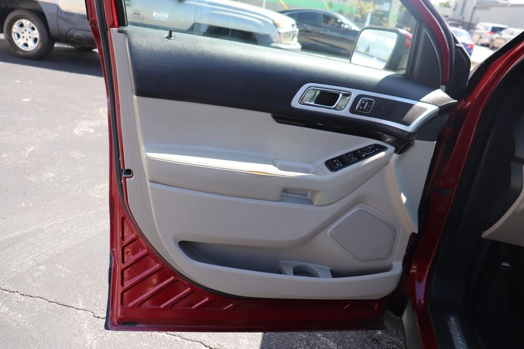 Ford Explorer Vehicle Full-screen Gallery Image 11