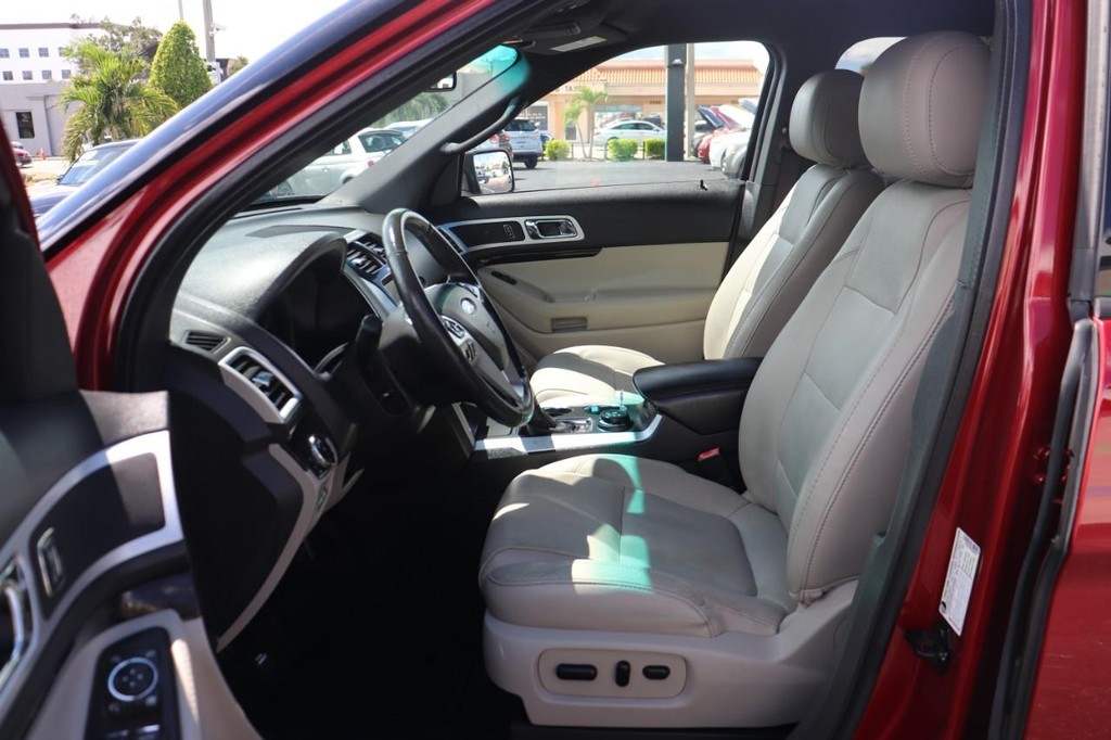 Ford Explorer Vehicle Full-screen Gallery Image 12