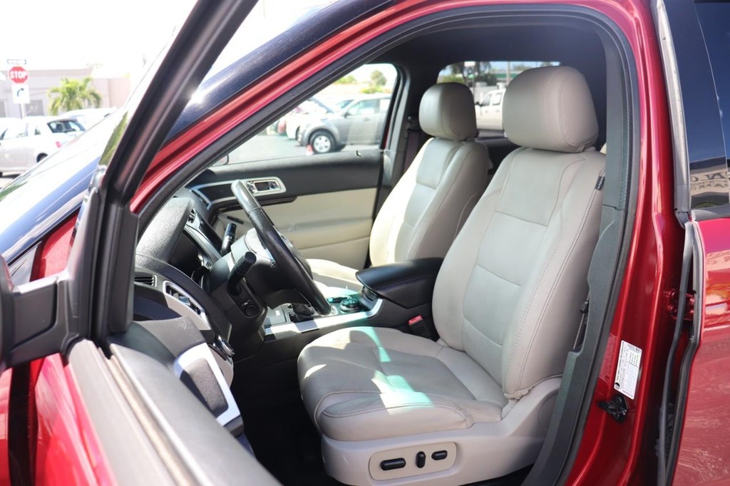 Ford Explorer Vehicle Full-screen Gallery Image 13
