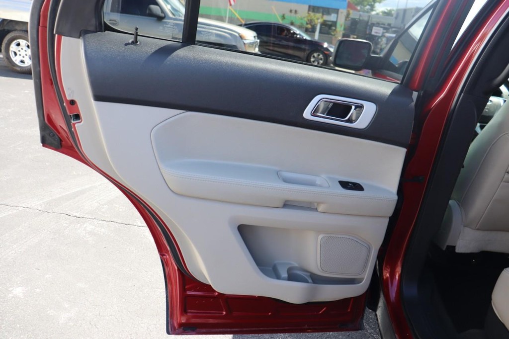 Ford Explorer Vehicle Full-screen Gallery Image 14