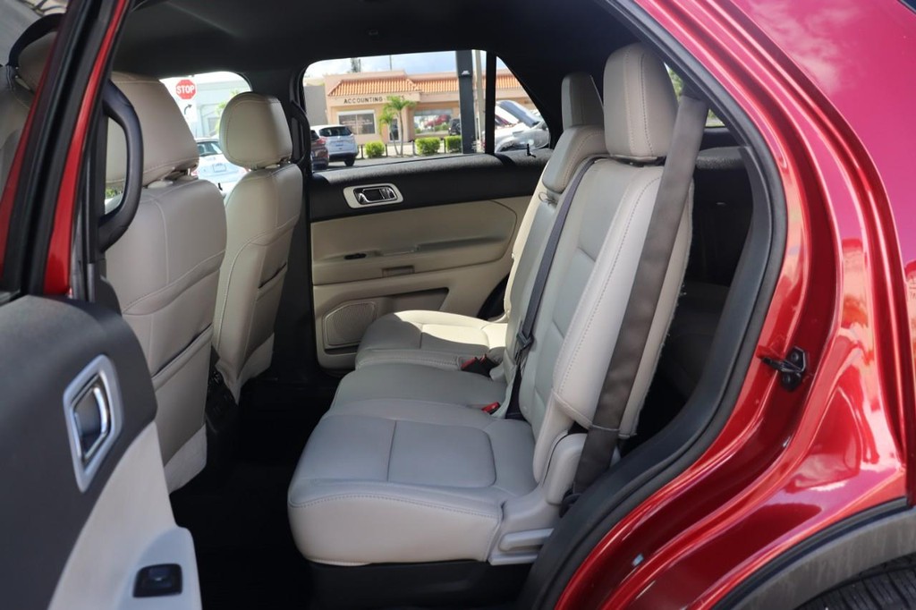 Ford Explorer Vehicle Full-screen Gallery Image 15