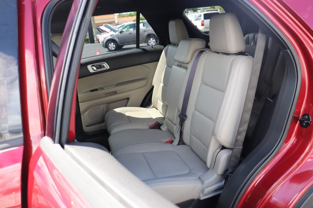 Ford Explorer Vehicle Full-screen Gallery Image 16