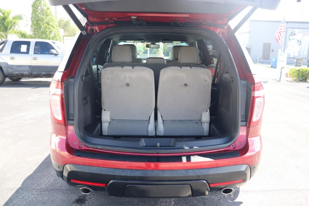 Ford Explorer Vehicle Full-screen Gallery Image 17